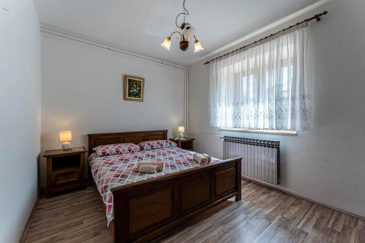 Apartman Ana Apartment พูลา ภายนอก รูปภาพ