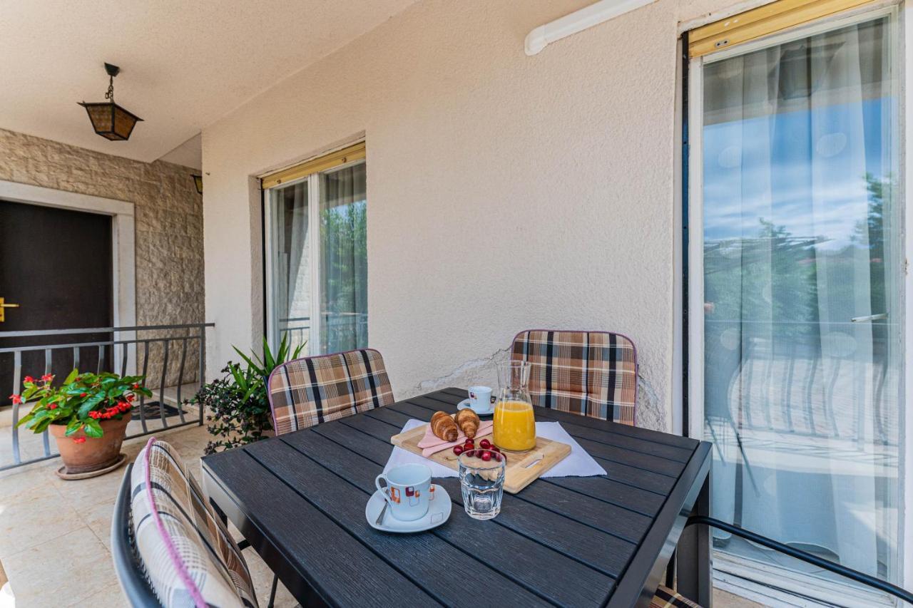 Apartman Ana Apartment พูลา ภายนอก รูปภาพ