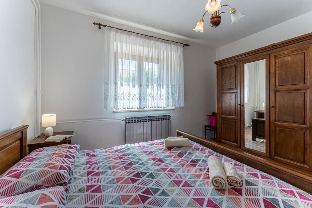 Apartman Ana Apartment พูลา ภายนอก รูปภาพ